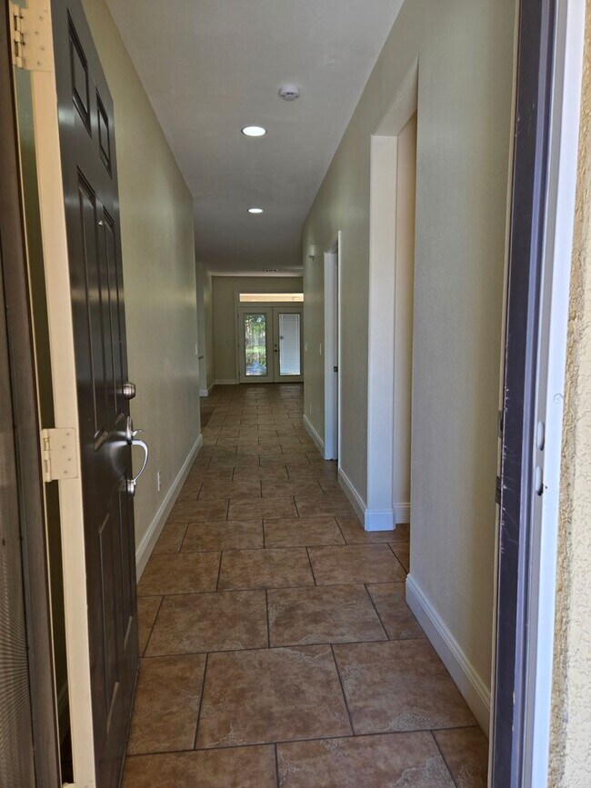 Building Photo - A Beautiful Single Story Townhouse! 3 Bed,...