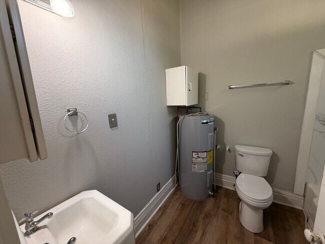 Building Photo - 335 E Burton St