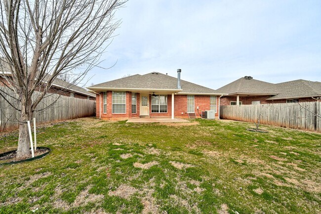 Building Photo - Gorgeous 3 bedroom 2 Bath Home in the Heart of Edmond