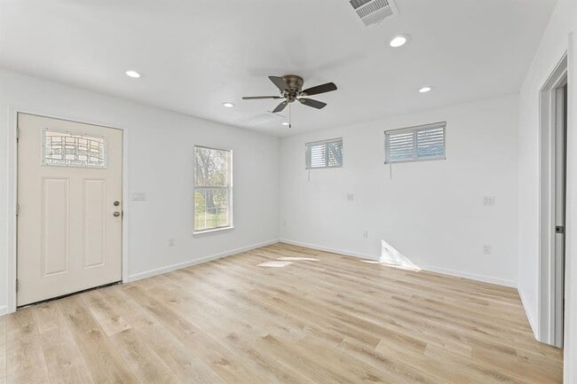 Building Photo - 603 E 3rd St