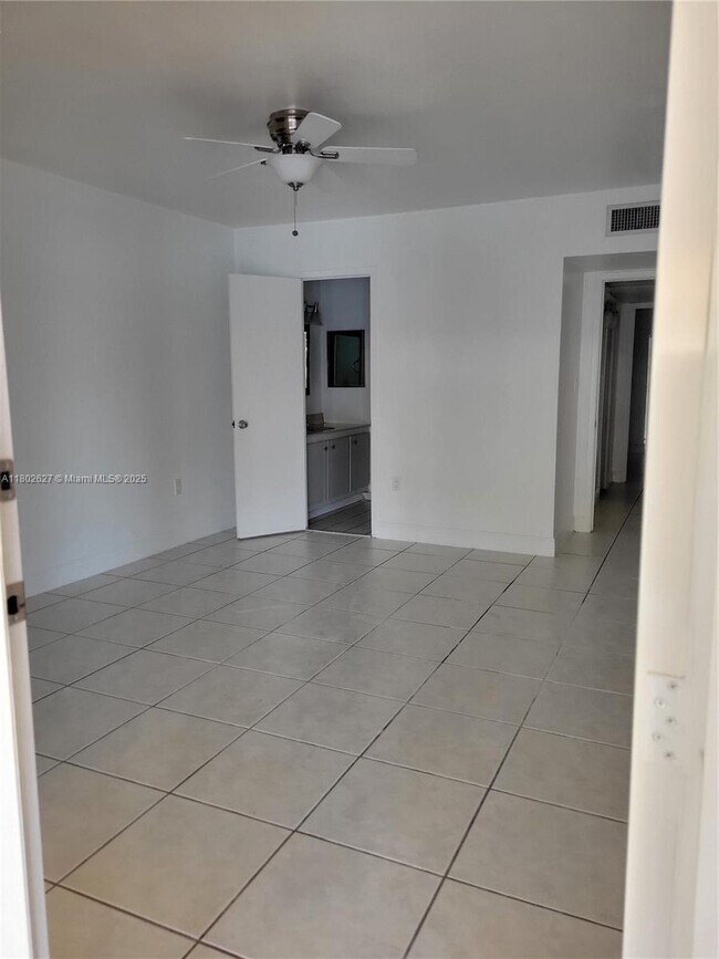 Building Photo - 15504 Sharpecroft Dr