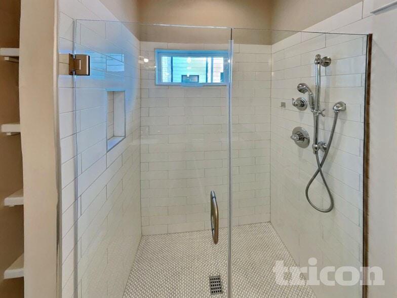 Building Photo - 1212 Hillwood Private Cove