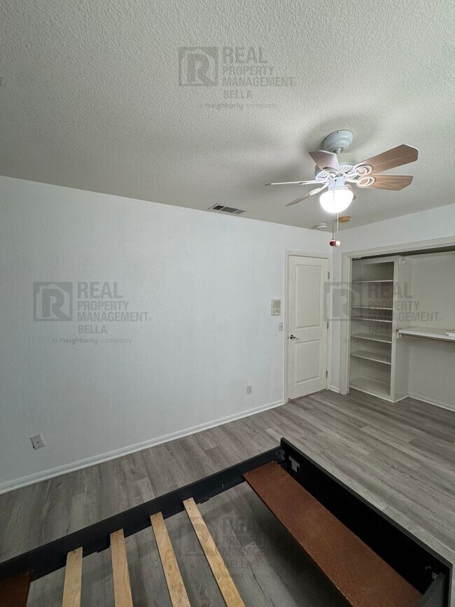 Building Photo - $750 MOVE-IN SPECIAL DISCOUNT AVAILABLE! Luxury Living Awaits: Stunning 4-Bedroom Cul-de-Sac Retr...