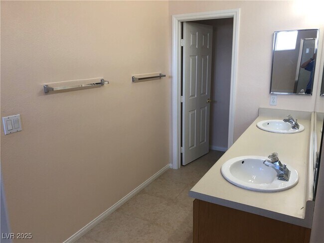 Building Photo - 340 Tayman Park Ave