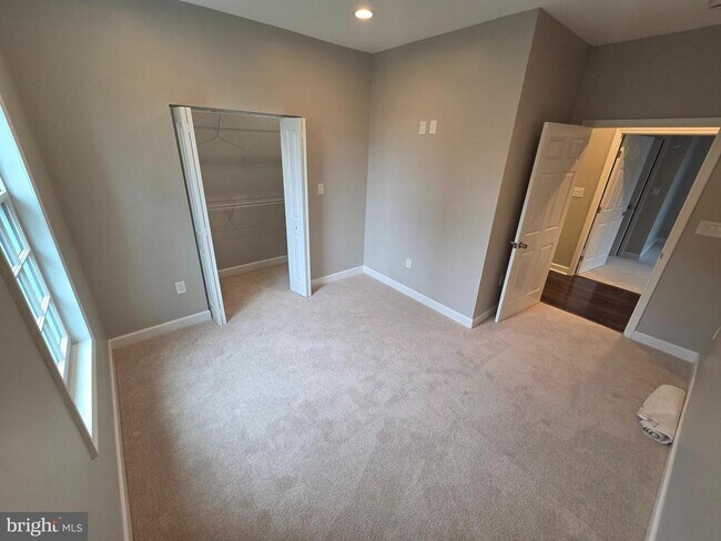 Building Photo - 402 McKenzie Dr