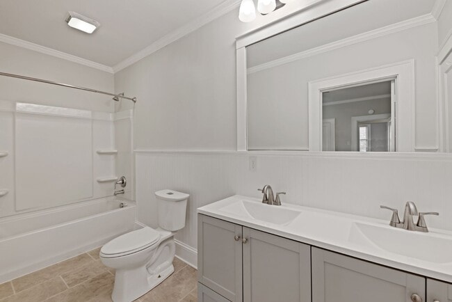 Building Photo - 1015 S Hawthorne Rd