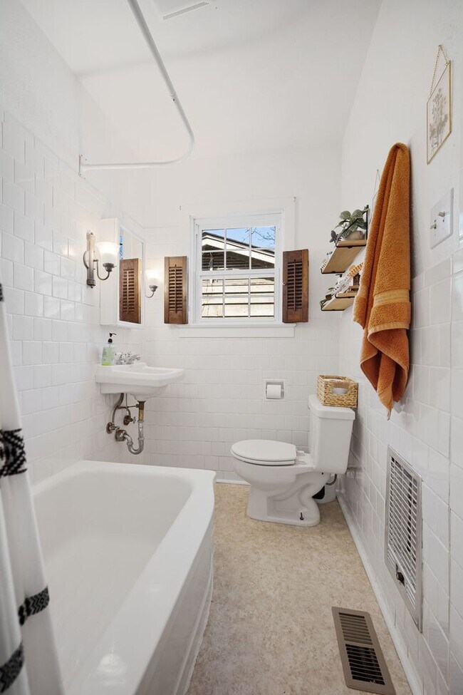 Building Photo - Charming 3 Bedroom House in Park Hill