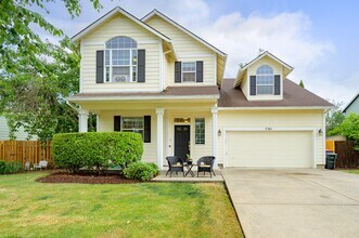 Building Photo - Large 3 Bed, 2.5 Bath Home in McMinnville-...