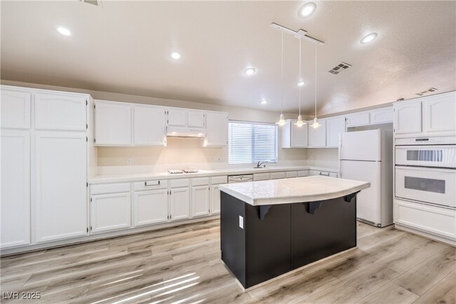 Building Photo - 1851 Vista Pointe Ave