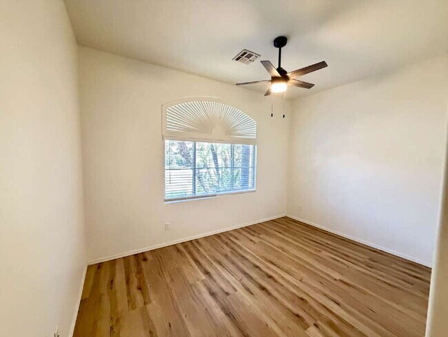 Building Photo - 885 W Aloe Pl