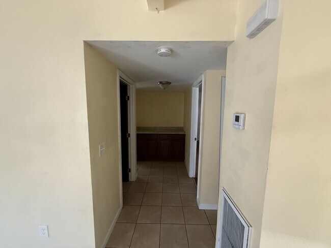 Building Photo - 2 Bedroom 2 Bath in Hemet!
