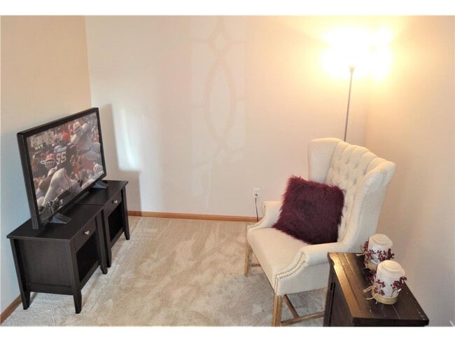 Building Photo - 9204 Holly Ln N