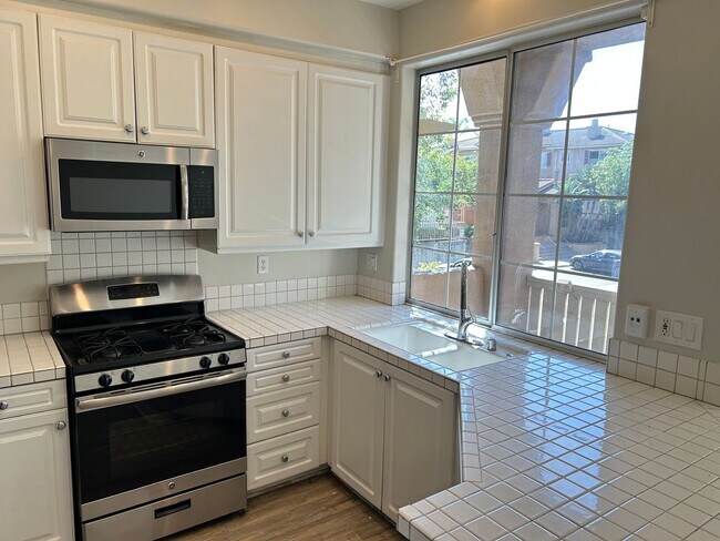 Building Photo - Updated 3 Bed/2.5 Bath Townhome in Gate Community in Anaheim