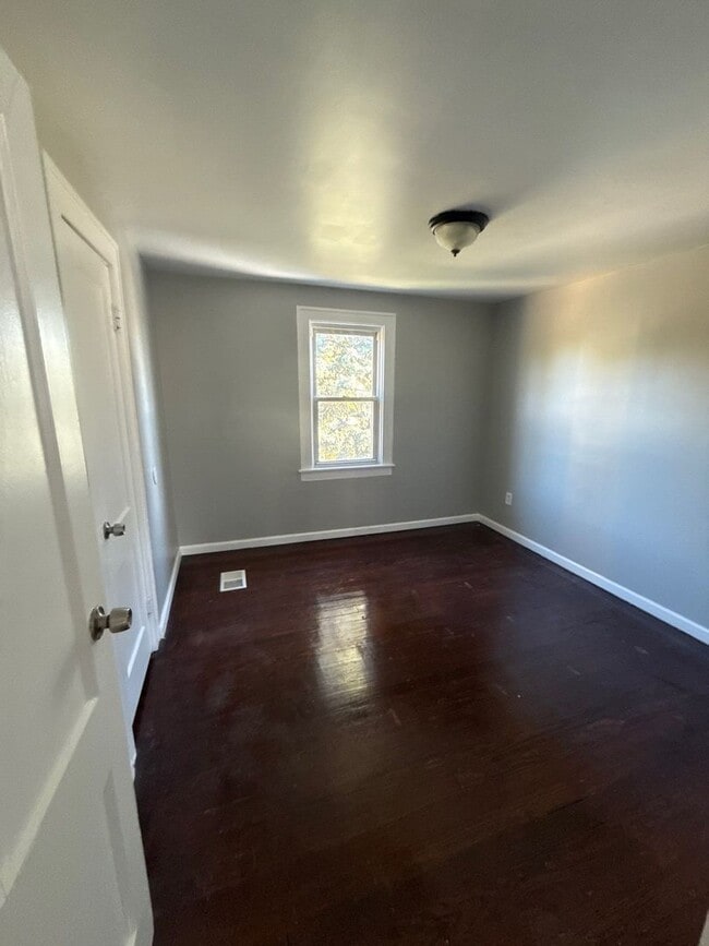 Building Photo - 4 Bedroom 2 Bath Home in Lincoln Park