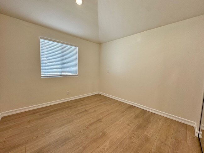 Building Photo - 514 Hill Dr