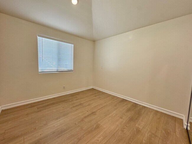 Building Photo - Upgraded 3 bed and 2 bath Best Glendale sc...
