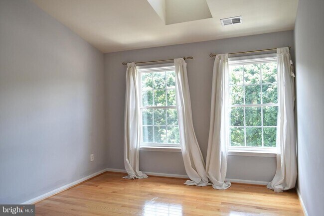 Building Photo - 20387 Fallsway Terrace