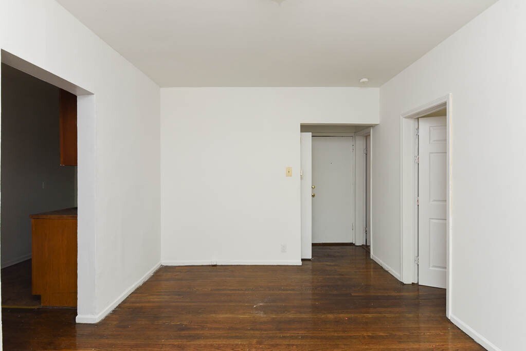 Building Photo - 929 W Sunnyside Ave