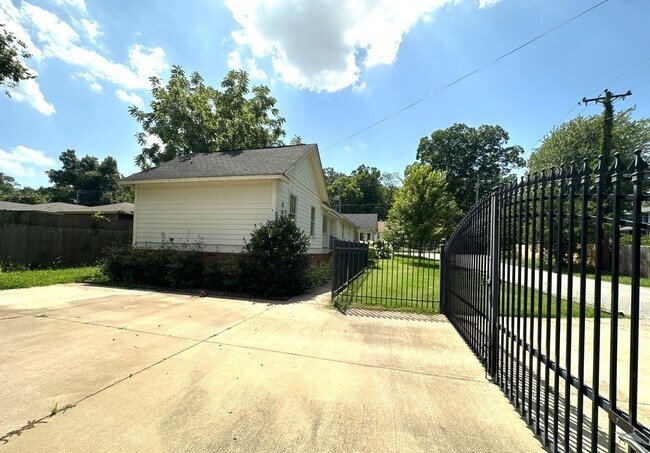 Building Photo - Gorgeous 3 Bedroom Cottage Style Home