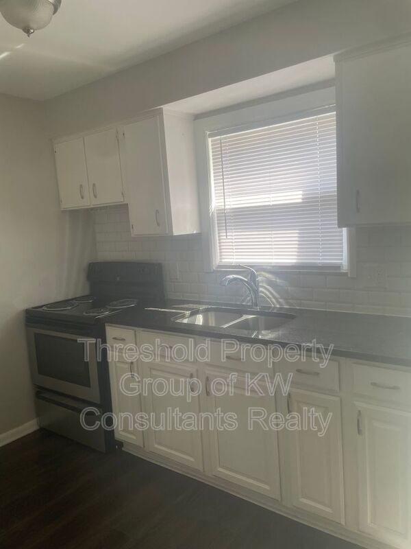 Building Photo - 1170 Bryden Rd