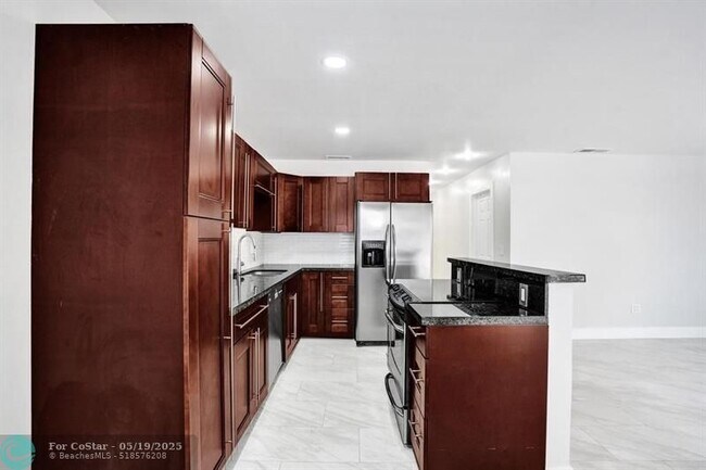 Building Photo - 802 SW 12th Ct