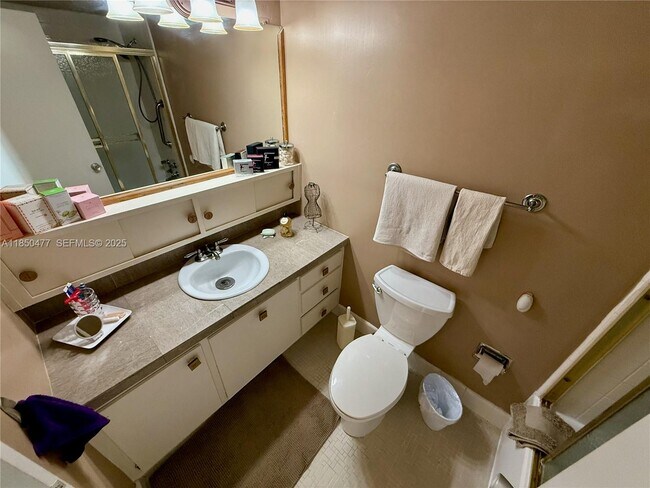 Building Photo - 900 Bay Dr