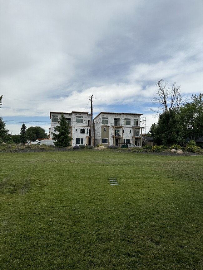 Building Photo - 522 E Heron Park St