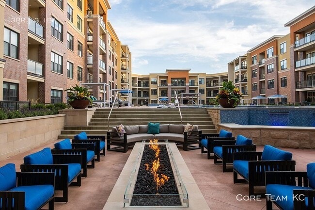 Building Photo - 551 W 44th St