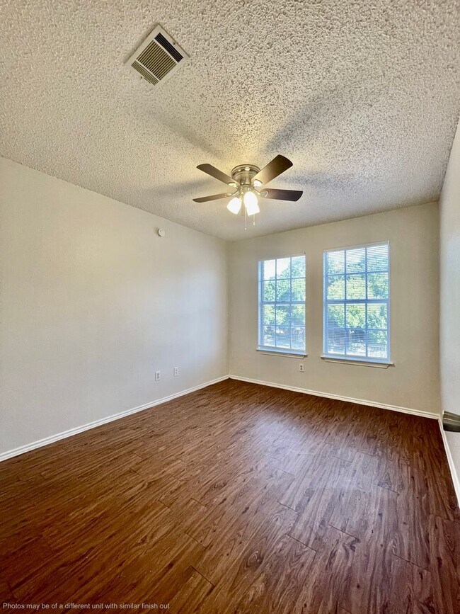 Building Photo - 3 Bedroom/2 Bath Apartment - New Paint & W...