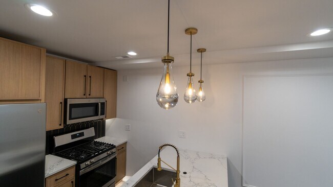 Building Photo - Contemporary 2-Bed, 2-Bath Garden Apartment in Uptown – Move-In Ready!