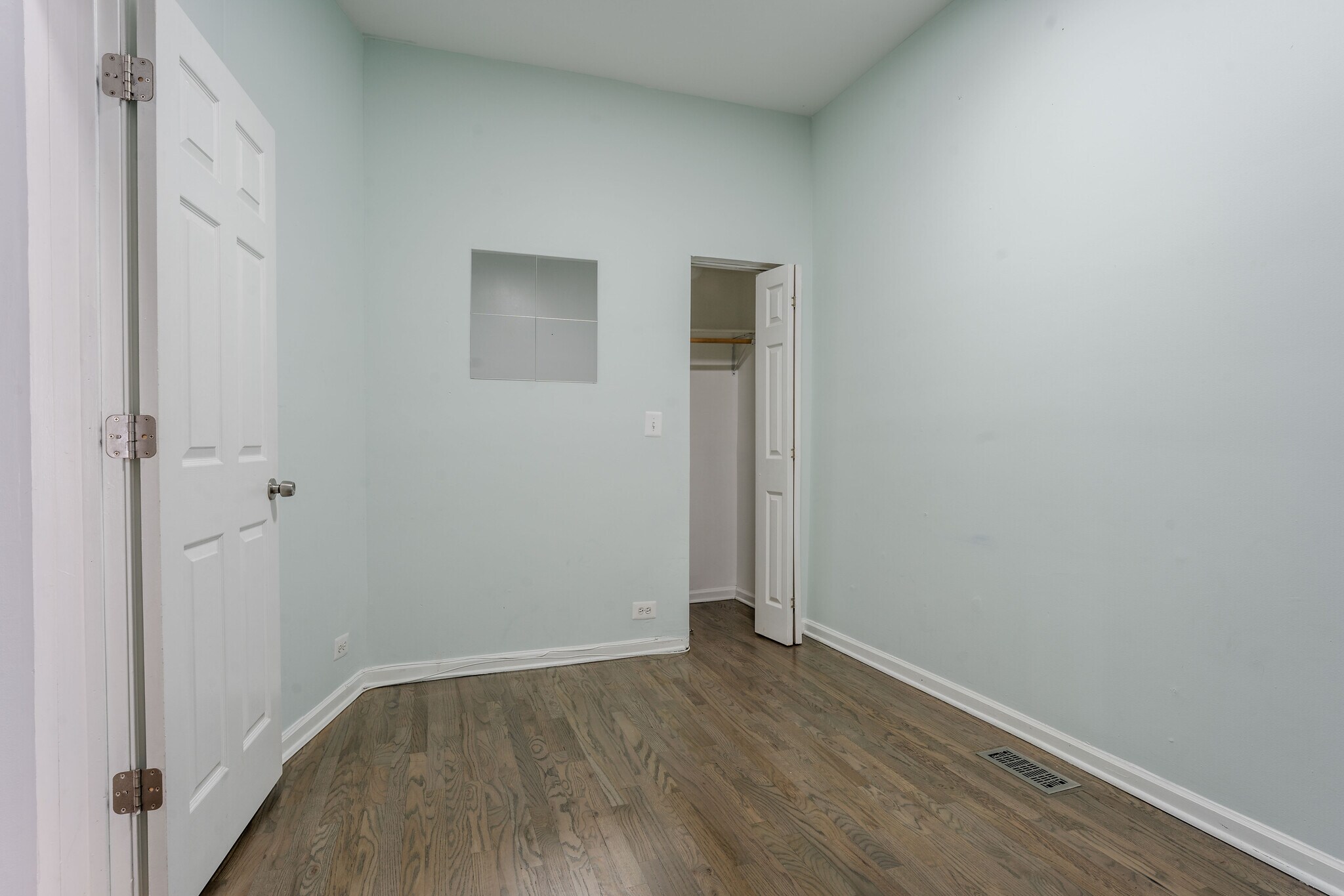 Building Photo - 1876 N Hoyne Ave