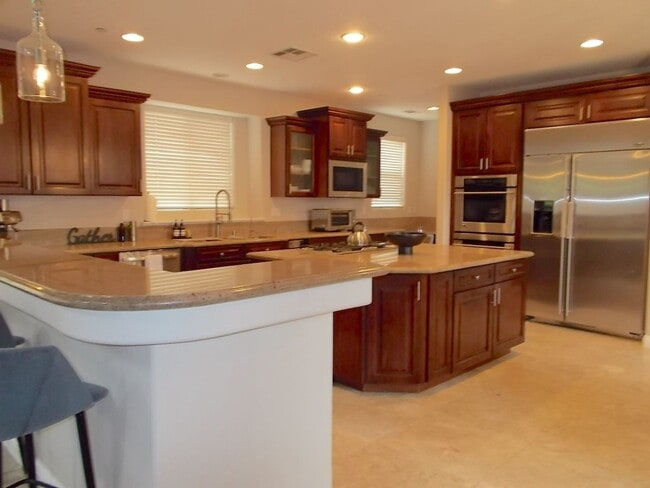 Building Photo - Spacious 4 Bed / 5 Bath Two-Story Home wit...