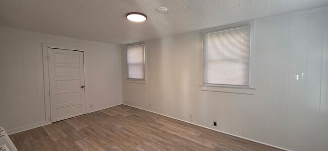 Building Photo - 305 N Kendall St