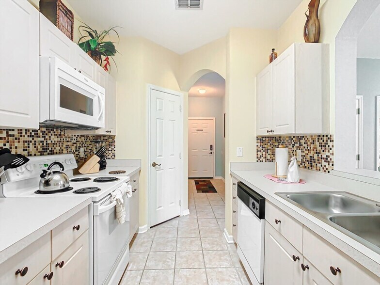 Building Photo - 8107 Coconut Pl
