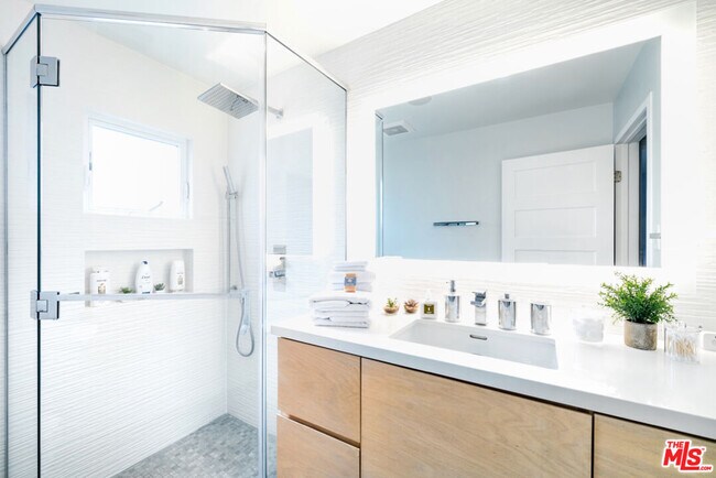 Building Photo - 3769 Greenwood Ave