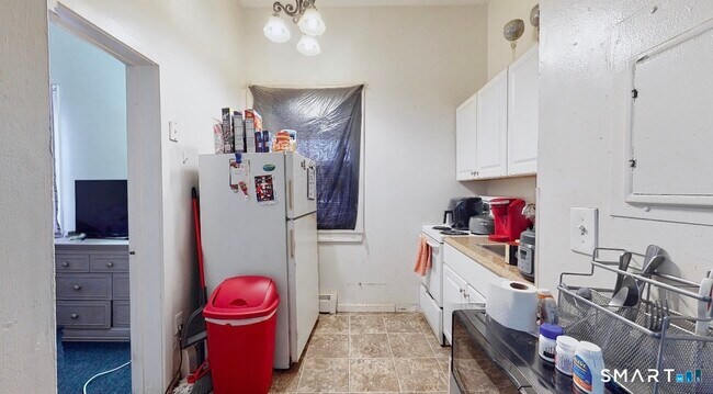 Building Photo - 666 Main St