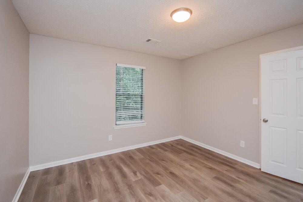 Building Photo - 1053 Mainstreet Lake Dr