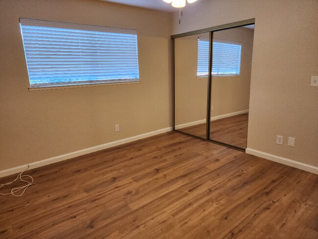 Building Photo - 725 Pope Dr
