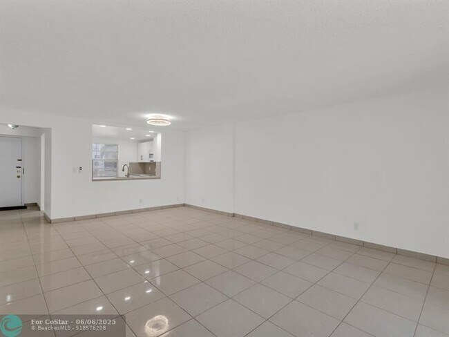 Building Photo - 121 SE 3rd Ave