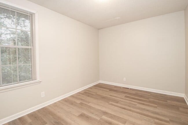 Building Photo - 810-A Golfview Place