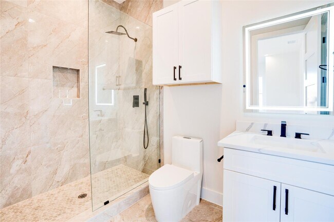 Building Photo - Open concept home with luxury finishes