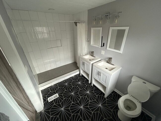 Building Photo - Newly Renovated!