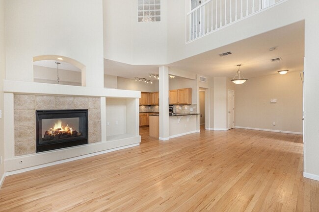 Building Photo - Bright & Spacious End-Unit Townhome with High Ceilings, Fireplace and over 1500 sqft of Living Sp...