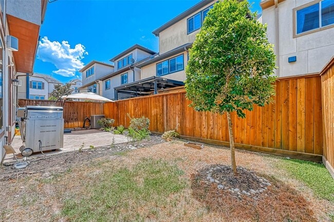 Building Photo - 6711 Saxton Manor St