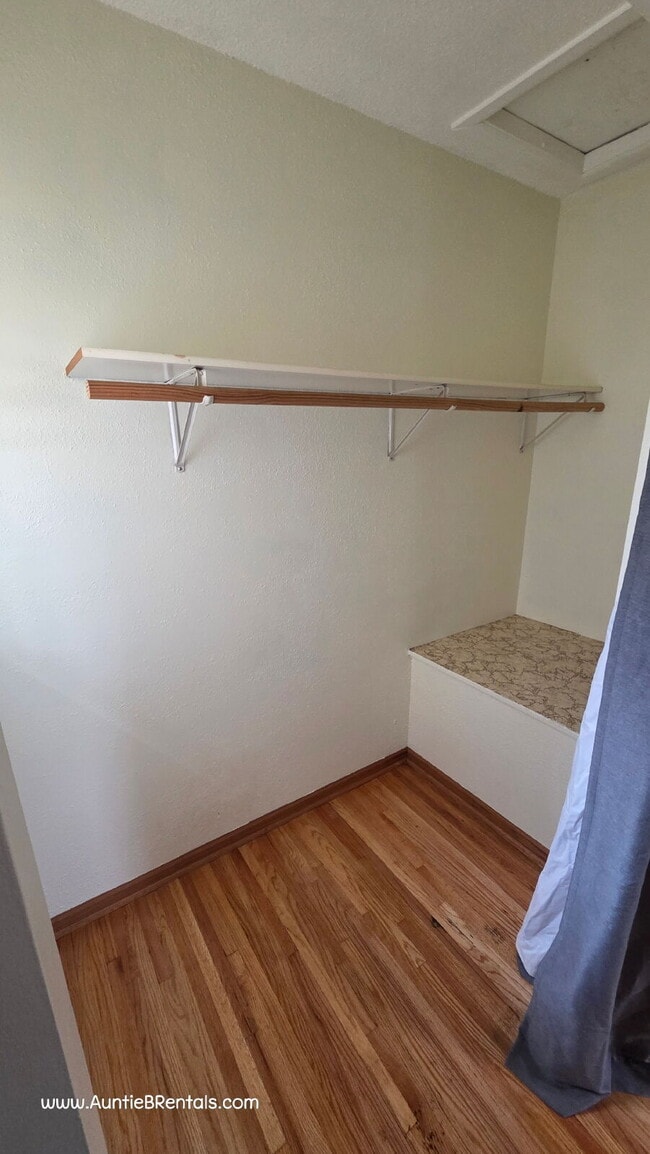 Building Photo - Great 2BR Duplex with a yard, Minneapolis - Bilingual landlords - open to S8
