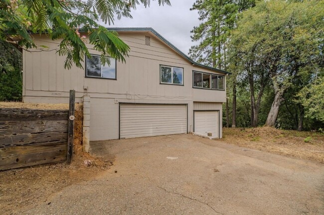 Building Photo - Large 2 Bedroom Home