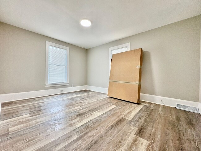 Building Photo - 822 W 4th St