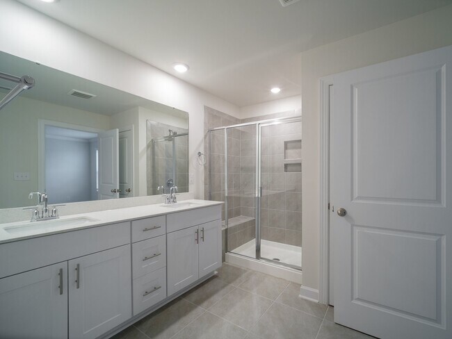 Building Photo - "Charming 3-Bedroom Retreat with 2.5 Baths in the Heart of Belmont!"