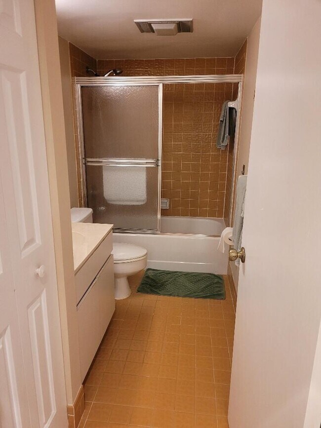 Building Photo - 3200 Twin Lakes Terrace