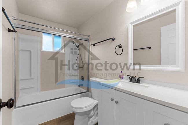 Building Photo - 2 Bedroom 1 Bath Home with Attached Garage...